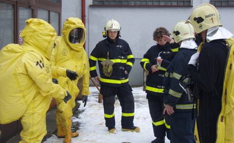 Podle informací msta se na míst smíchal chloritan sodný s jinou látkou, hasii museli pouít speciální obleky.