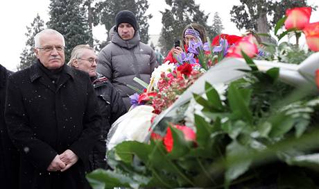 Prezident Vclav Klaus u hrobu Jana Zajce, kter se ped 40 lety uplil (20. ledna 2009)