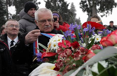 Prezident Václav Klaus u hrobu Jana Zajíce, který se ped 40 lety upálil (20. ledna 2009)