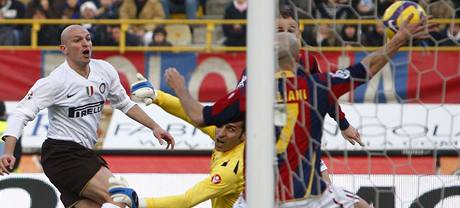 Boloa - Inter Milán: Cambiasso (vlevo) stílí gól do sít Boloni