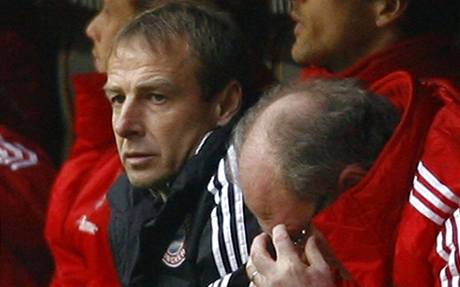 trenér Jürgen Klinsmann (vlevo) a manaer Uli Hönnes z Bayernu Mnichov