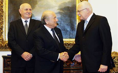 Joseph Blatter (uprosted), éf Mezinárodní fotbalové federace, se zdraví s eským prezidentem Václavem Klausem. Pihlíí Pavel Mokrý, nejvyí mu eského fotbalu.