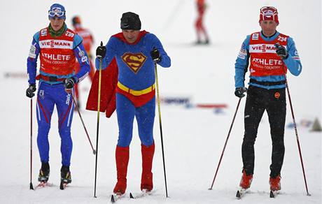 SE SUPERMANEM NA TRATI. Bratr reprezentaního trenéra Martin Petrásek (uprosted) prohrál sázku s Lukáem Bauerem (vpravo) a musel bhem oficiálního tréninku absolvovat tíkilometrový okruh v pevleku. Vlevo je dalí eský reprezentant Martin Jak.