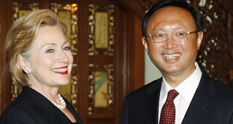 Americká ministryn zahranií Hillary Clintonová s ínským ministrem zahranií Yangem na návtv v Pekingu.