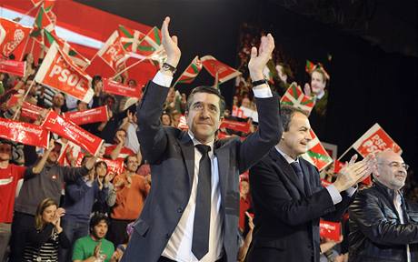 éf baskické PSE Patxi Lopez a panlský premiér Jose Luis Zapatero (druhý zprava) na pedvolebním setkání v San Sebastianu