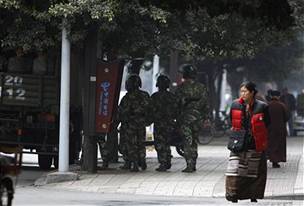 ínské polovojenské jednotky steí oblast hust obydlenou Tibeany v provincii S'-chuan, kde se na protest zapálil tibetský mnich. 