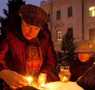 Zapalování svíek u pomníku k uctní obtí padlým komunismu v Jihlav (24. 2. 2009)