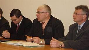 Bývalý policista Václav Zeman (vlevo) a druhý souzený Lubo Rýdl (vpravo) u plzeského soudu (23.2.2009)