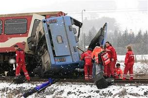 Sráka autobusu s vlakem na stedním Slovensku. (21. února 2009)