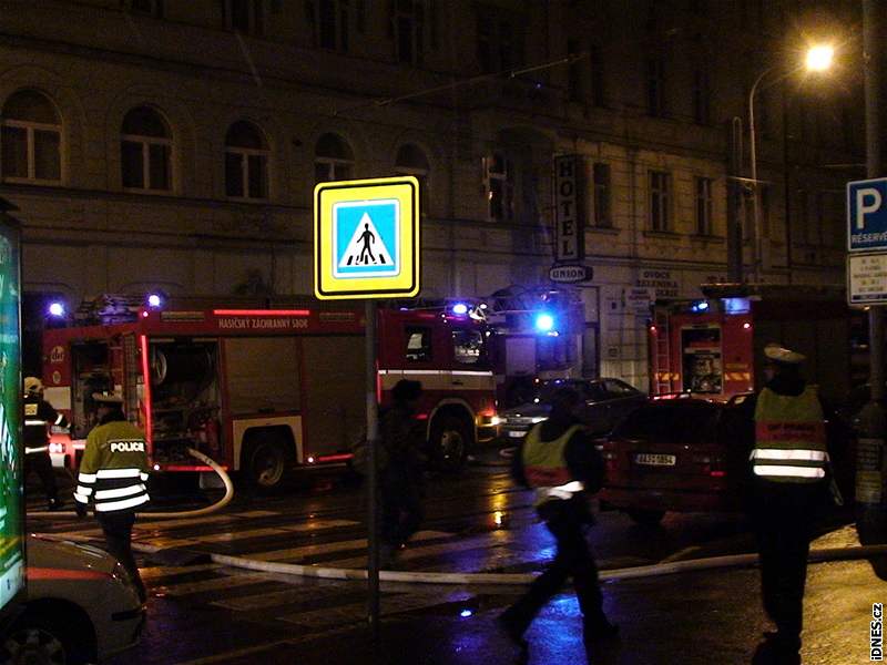 Nedopalek cigarety a klimatizace udlaly své, hasii museli evakuovat celý hotel.