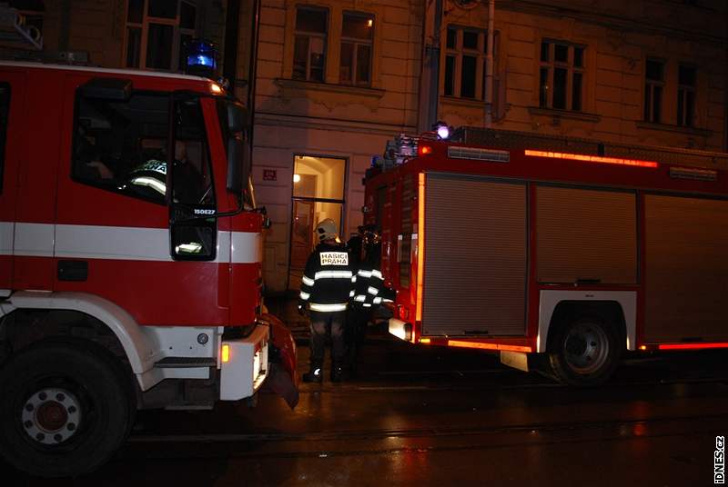 Nedopalek cigarety a klimatizace udlaly své, hasii museli evakuovat celý hotel.