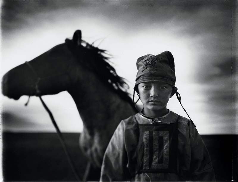 World Press Photo 2009. 3. místo v kategorii Sportovní zajímavosti. Fotograf: Tomasz Gudzowaty, Polsko. Dtský okej, Mongolsko.