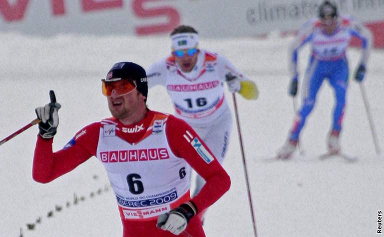 Petter Northug se raduje ze zlaté medaile, za ním finiují Södergren a Di Centa