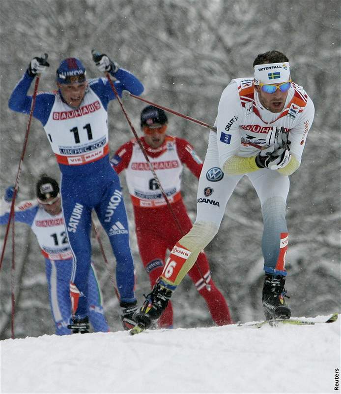Petter Northug se raduje ze zlaté medaile, za ním finiují Södergren a Di Centa