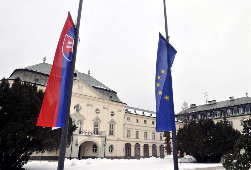 Vlajky vyvené na pl erdi ped Prezidentským palácem v Bratislav. Slovenská vláda vyhlásila na 22. únor jednodenní státní smutek.