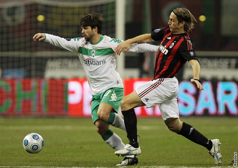 Massimo Ambrosini z AC Milán (vpravo) se snaí zastavit útonou akci Brém, kterou táhne Diego. Jako tým AC Milán rozhodn neuspl. Vypadl.