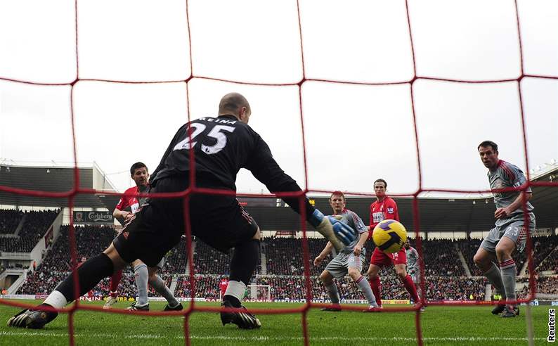 José Manuel Reina se snaí zabránit vlastnímu gólu. Hlaviku spoluhráe Xabiho Alonsa vak nechytí. Liverpool na hiti Middlesbroughu práv inkasuje. A s Liverpoolem je zle.