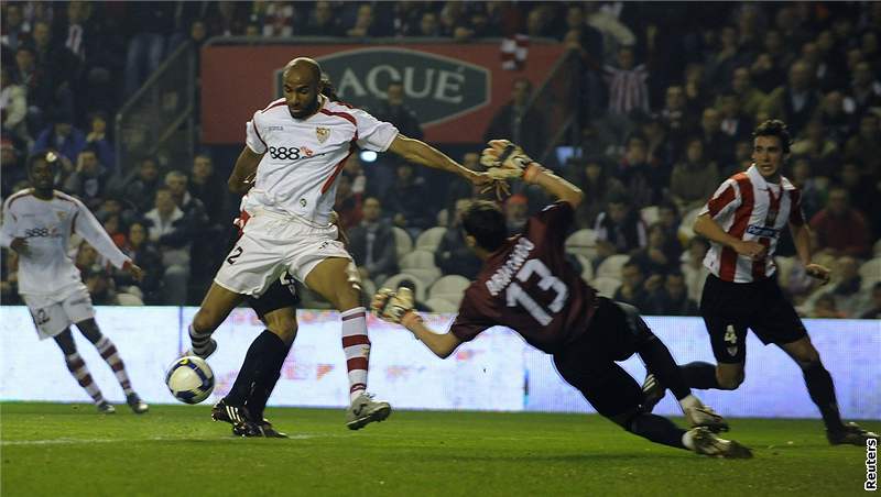 Bilbao - Sevilla: hostující Kanoute (v bílém) v anci