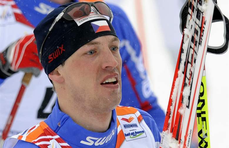 Petter Northug se raduje ze zlaté medaile, za ním finiují Södergren a Di Centa