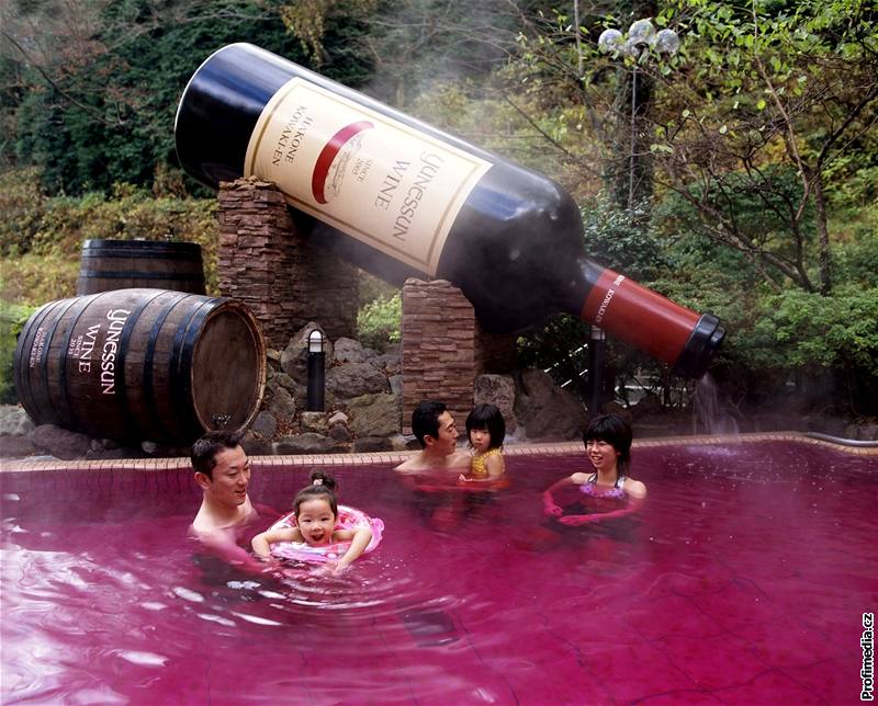 V japonských lázních Junessun v Hakone si mete dopát koupel v erveném vín