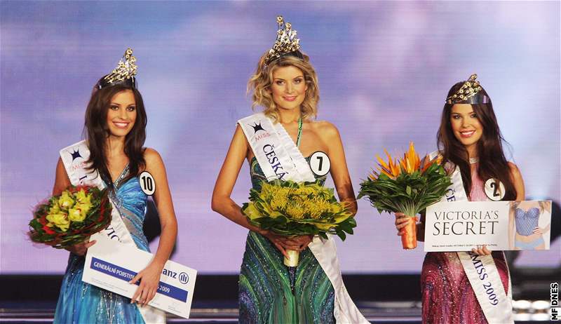 První eská vicemiss Tereza Budková (vlevo), eská Miss 2009 Iveta Lutovská a Zina ovíková 