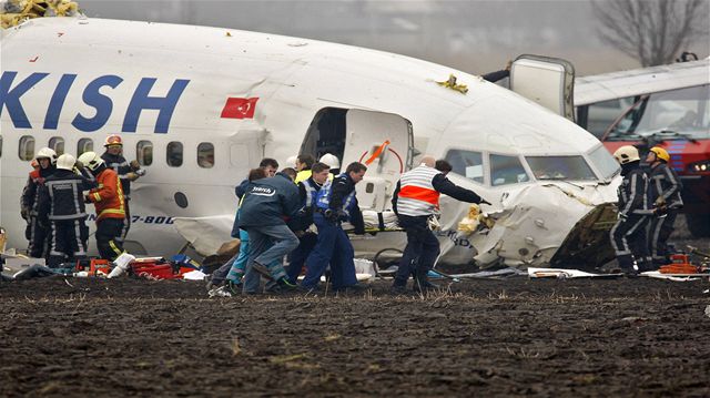 Boeing 737 letecké spolenosti Turkish Airlines se zítil nedaleko Amsterdamu