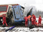 Srka autobusu s vlakem na stednm Slovensku. (21. nora 2009)