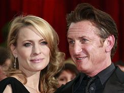 Oscar 2008 - Sean Penn (nominace na nejlepho herce v hlavn roli ve filmu Milk) s manelkou Robin