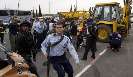 Palestinec najel buldozerem do autobusu a policejního auta v Jeruzalém (5. bezna 2009)