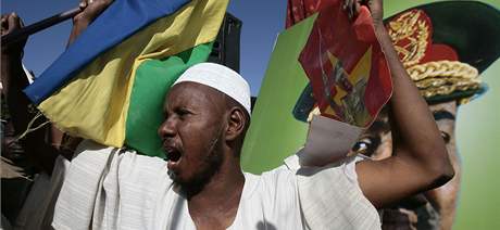Stoupenci Umara Baíra v Chartúmu (5. bezna 2009)