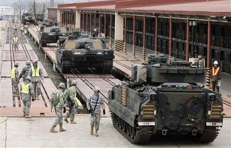 Amerití vojáci se v Jiní Koreji pipravují na spolené vojenské cviení s jihokorejskou armádou (5. bezen 2009)