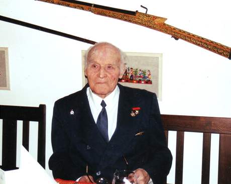 Plukovník Uruba na oslav svých 90. narozenin
