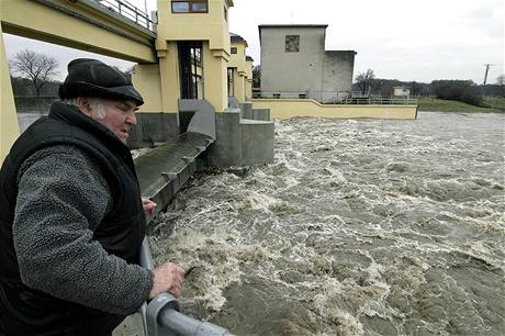 Obyvatel Hodonína pozoruje jez na ece Morav, její hladina v ten okamik byla jen tyi centimetry od tetího stupn povodové aktivity. (7. bezna 2009)