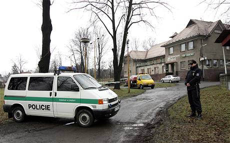 Policie ped restaurací Sokol v Petvald, kde pi stelb na oslav zahynuli tyi lidé. (8. bezna 2009)