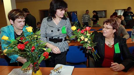 Poslankyn (zleva) Vra Jakubkov a Olga Zubov a bval ministryn Dana Kuchtov na zasedn Republikov rady Strany zelench (8. bezna 2009)