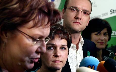Dana Kuchtová, Vra Jakubková, Martin áslavka a Olga Zubová hovoí s novinái krátce po vylouení ze Strany zelených. (8. bezna 2009)