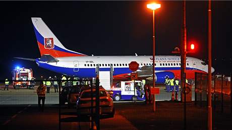Boeing 737, který ml namíeno do Moskvy, museli v Brn-Tuanech vyproovat hasii. Letadlo sjelo z dráhy. (1. bezna 2009)