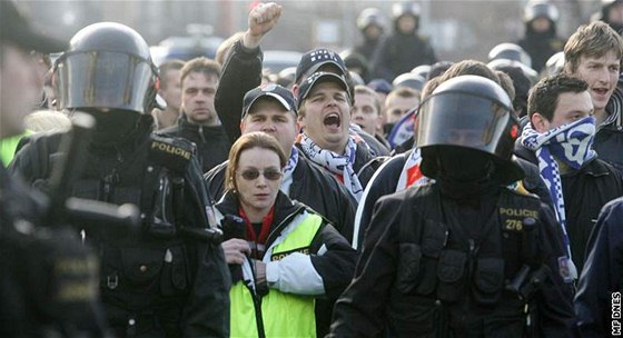 Policisté hlídají fanouky ped stadionem v Edenu.