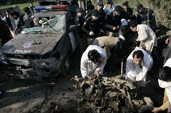 Následky pumového výbuchu u pákistánského Péávaru (7. 3. 2009) 