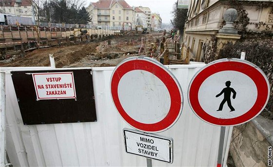 Znaky zakazující vstup na stavenit tunelu Blanka. (bezen 2009)