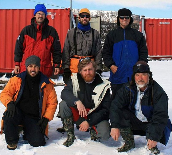 etí vdci na Antarktid - ást stávající esko-argentinské posádky na stanici J.G.Mendela. Zleva doprava, sedící: Juan Manuel Lirio,  Daniel Nývlt, Jan Poboil, stojící: Milo Barták, Alan Mackern, Peter Pálka 