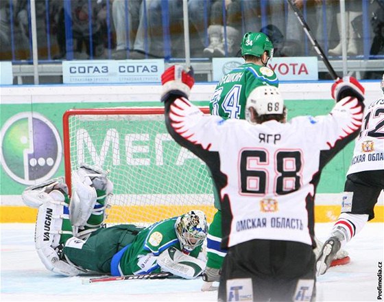 Jaromír Jágr, útoník Omsku, se raduje v utkání play-off KHL