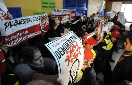 Demonstranti ped volební místností, kam piel odevzdat svj hlas éf baskických socialist Patxi López.