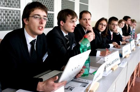 Studenti bhem workshopu v rmci Praskho studentskho summitu.