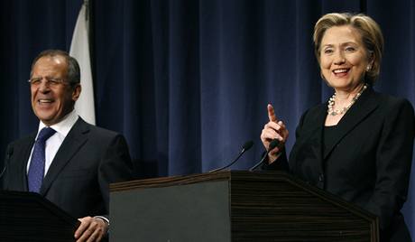 Americká ministryn zahranií Hillary Clintonová se svým ruským protjkem Sergejem Lavrovem. (6. bezna 2009)