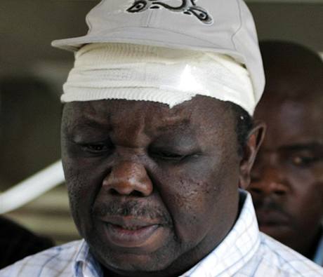 Morgan Tsvangirai se po autonehod vrátil z nemocnice v Botswan zpt do Zimbabwe (9. bezna 2009)