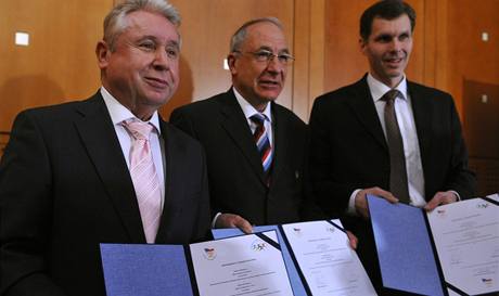 Miroslav ernoek, Milan Jirásek, Jií Kejval pi podpisu Memoranda o vzájemné spolupráci