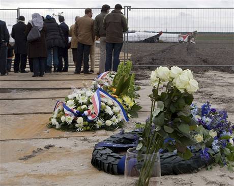 Lidé, kteí navtívili po smutení slavnosti u trosek Boeingu Turkish Airlines na letiti v Schiphol u Amsterodamu