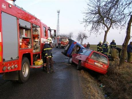 BMW, Opel Astra, Daewoo Matiz - v tomto poadí ti auta ráno rychle za sebou havarovala u Horních Lukavic. Ilustraní foto.