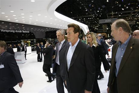 Arnold Schwarzenegger na autosalonu v enevì